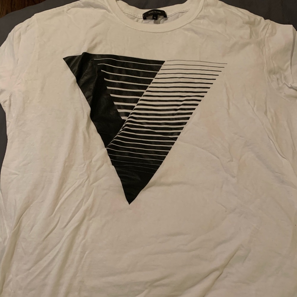 White and black geometric T shirt size XL